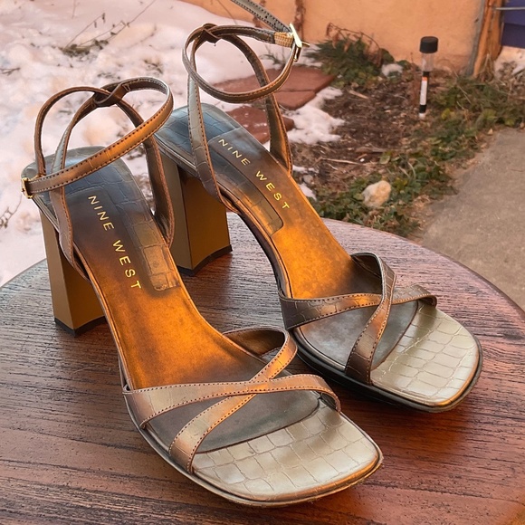 Nine West Iridescent Strappy Heel. Size 7.5 M. Gold Iridescent Alligator Print. - Picture 1 of 6